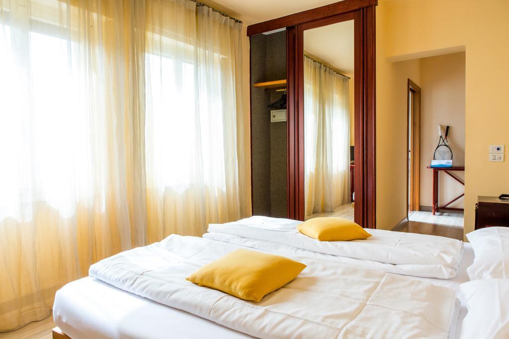 Club Hotel Olivi - Tennis Center Malcesine Bagian luar foto